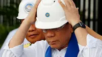 Presiden Filipina Rodrigo Duterte bersiap menyaksikan penghancuran armada 20 mobil mewah dan SUV bekas selama perayaan ulang tahun ke-116 Biro Bea Cukai di Manila, Filipina, (6/2). (AP Photo/Bullit Marquez)