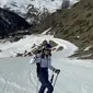 Melihat gaya Dian Sastro main ski di Swiss saat libur Lebaran (@therealdisastr)