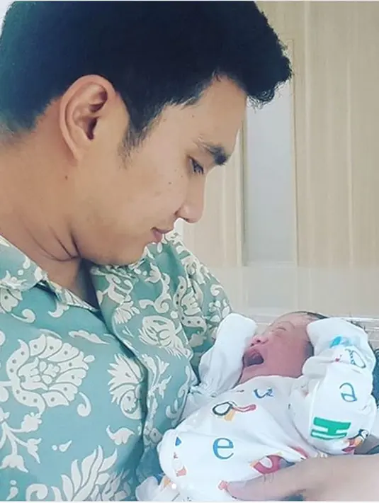 "ALHAMDULILLAHIROBBIL ALAMIN,telah lahir putra kami @alditaher.official & @georgiaisyah jam 7.30 pagi td dengan berat 34.6 gram panjang 49 cm yang kami beri nama "GERALDI MUHAMMAD ALDIANSYAH"" tulis Aldi Taher hari ini. (Instagram/alditaher.official)
