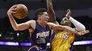 Pemain Phoenix Suns, Brandon Knight (kiri) berusaha melewati hadangan pemain Los Angeles Lakers, Thomas Robinson pada laga NBA preseason basketball game di Anaheim, California (22/10/2016). (AP/Kelvin Kuo)