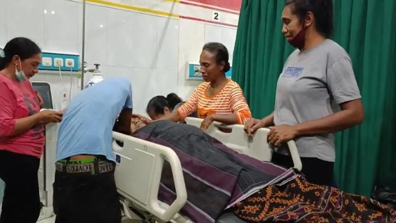 Anselmus Gonde, sedang menangis di samping peti jenazah sang istri (Liputan6.com/Ola Keda)