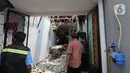 Kondisi rumah warga yang tertimpa beton akibat tergulingnya truk crane di Jalan Mawar, Perumnas Depok Jaya, Depok, Jawa Barat, Jumat (15/10/2021). Truk crane di kawasan Proyek PDAM terguling dan menimpa rumah menyebabkan tiga warga mengalami luka serius. (merdeka.com/Arie Basuki)