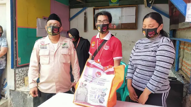 Tama Kangen Band saat terjun melakukan aktifitas sosial (https://www.instagram.com/p/CHjuIoap5wC/)
