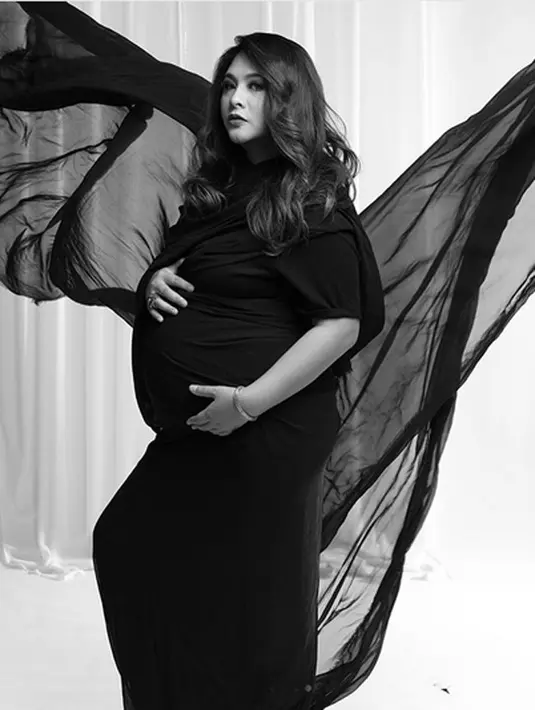 "Ya ampuuuuuun..atreya cantik buangeeeet..." tulis sarikawong. "Cantik banget itu anaknya," tulis dellamarida. "Anaknya cantik bgt sihh," tulis istysoetomo. "cantik banget anaknya," tulis pipop_nurul. (instagram/audyitem)