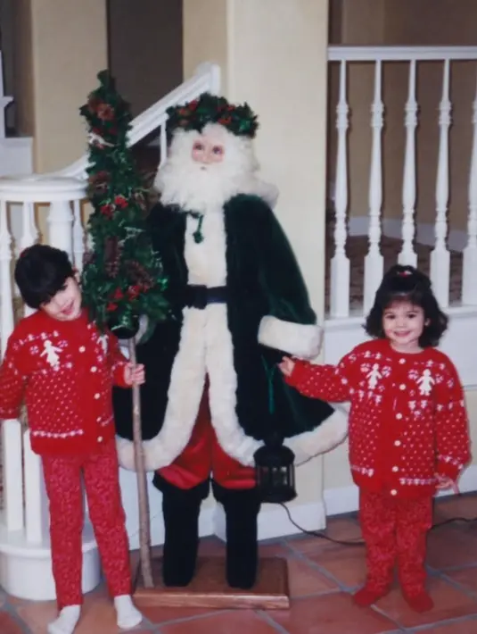 Bahkan ada pula foto Kyle dan Kendall dengan sweter rajut khas Natal. [Foto: Instagram/ Kris Jenner]