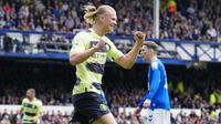 Dua menit berselang, Erling Haaland menggandakan keunggulan Manchester City. Striker asal Norwegia itu dengan leluasa menanduk umpan Gundogan untuk merobek gawang Everton. Manchester City pun unggul 2-0 atas Everton dan bertahan hingga turun minum. (AP Photo/Jon Super)