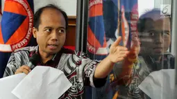 Kepala Pusat Data Informasi dan Humas BNPB Sutopo Purwo Nugroho memberikan keterangan pers di Kantor BNPB, Jakarta, Rabu (2/1). Tim SAR masih melakukan pencarian korban dengan cara manual. (Liputan6.com/JohanTallo)