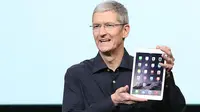CEO Apple, Tim Cook, dengan iPad Air 2 (Foto: Reuters via nydailynews.com)