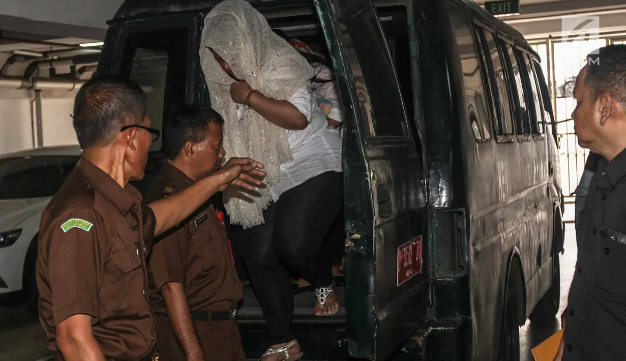 Artis Dhawiya Zaida turun dari mobil saat tiba di PN Jakarta Timur, Selasa (26/6). Sidang dengan agenda eksepsi berlangsung hanya beberapa menit. (Liputan6.com/HO/Udin)