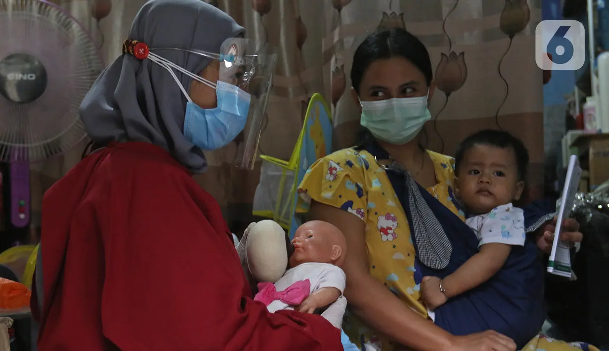 Relawan Dompet Dhuafa mengecek kesehatan ibu menyusui penyintas COVID-19 di RW 07 Kelurahan Tengah, Kramat Jati, Jakarta, Kamis (5/8/2021). Kegiatan tersebut dalam rangka Pekan ASI Sedunia yang diperingati setiap tanggal 1 hingga 7 Agustus. (Liputan6.com/Herman Zakharia)