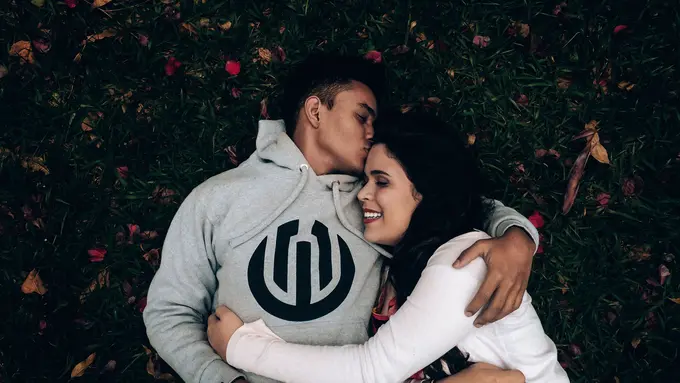 3 Alasan Kamu Nggak Perlu Mencontoh Hubungan Percintaan di Film