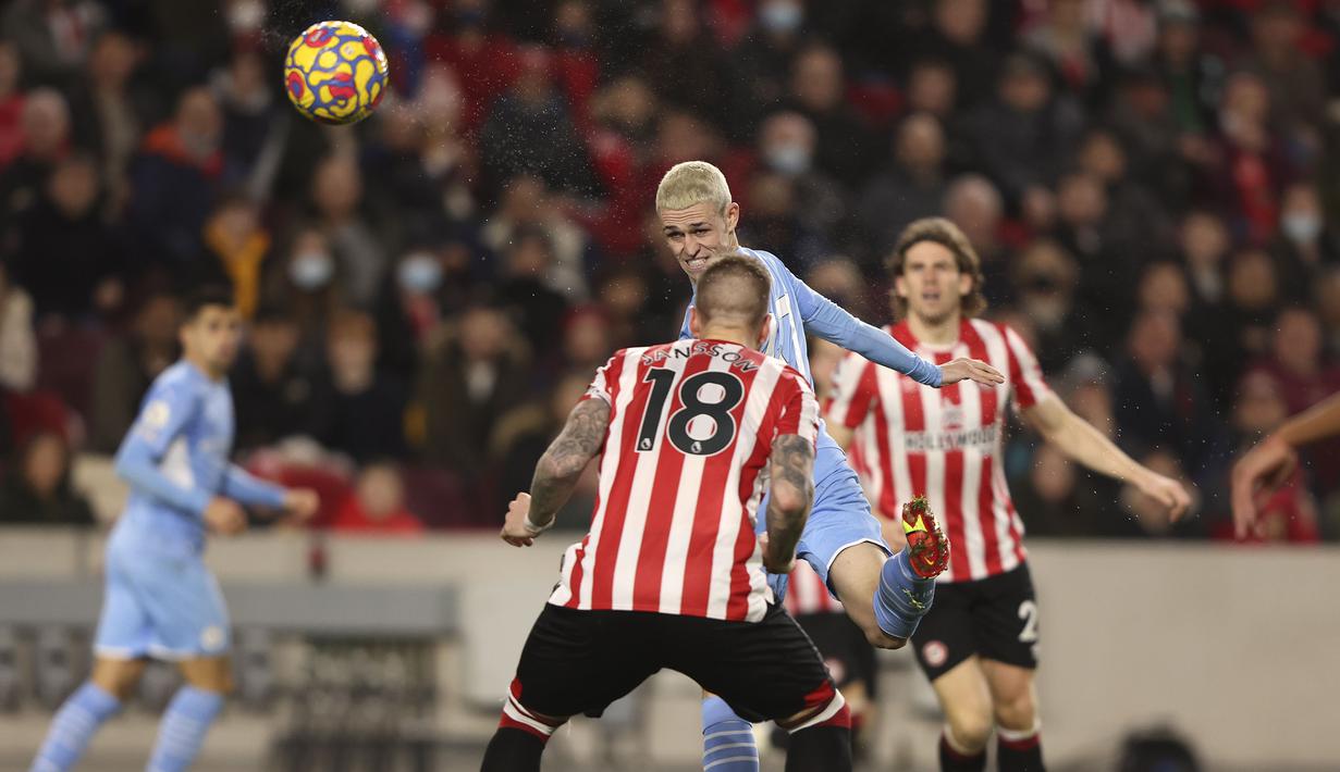 Sebenarnya, Brentford menguasai jalannya pertandingan dari awal babak pertama. Namun, Manchester City justru berhasil unggul lebih dahulu pada menit ke-16. Berawal dari umpan silang De Bruyne, Phil Foden sukses menuntaskan bola dengan eksekusi jarak dekat. (AP/Ian Walton)