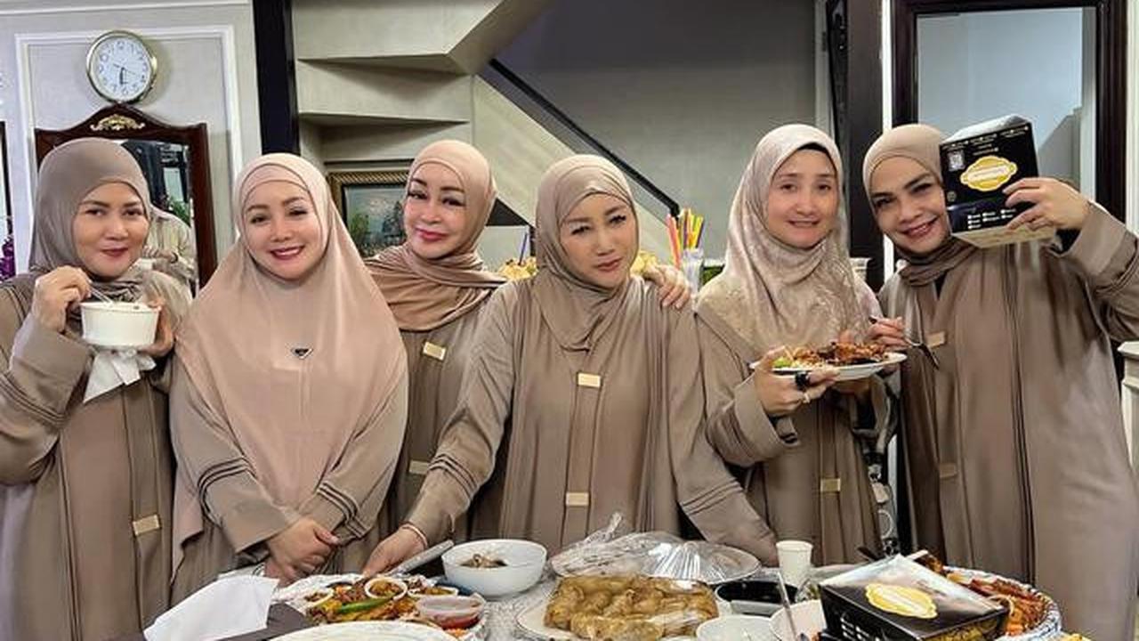 6 Potret Rieta Amilia dan Geng Artis Peringati Nisfu Syaban, Kompak Pakai Gamis