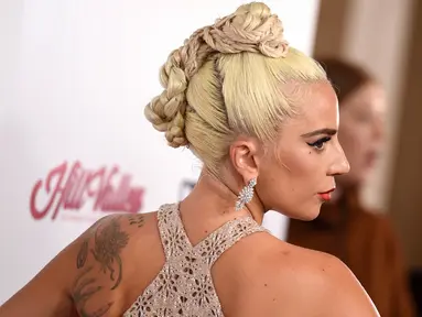Lady Gaga berpose saat tiba menghadiri acara American Cinematheque Award ke-32 untuk menghormati Bradley Cooper di Beverly Hills, California, AS (29/11). Lady Gaga tampil seksi mengenakan gaun transparan berwarna krem. (AP Photo/Jordan Strauss)
