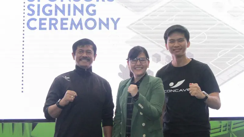 Pelatih Timnas Indonesia U-23, Indra Sjafri, bersama Sekjen PSSI, Ratu Tisha dan Director Marketing dan Business Development Concave, Daniel R. Gondosaputro, foto bersama usai penandatangan kerjasama pada acara Forum dan Pameran Olahraga ISEF 2019 di JCC