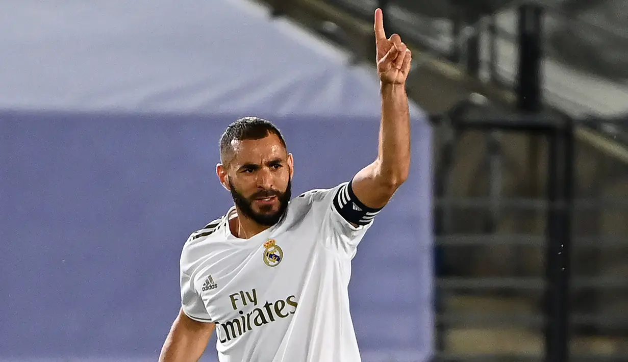 Striker Real Madrid, Karim Benzema, merayakan gol yang dicetaknya ke gawang Alaves pada laga lanjutan La Liga pekan ke-35 di Stadion Alfredo di Stefano, Sabtu (11/7/2020) dini hari WIB. Real Madrid menang 2-0 atas Alaves. (AFP/Gabriel Bouys)