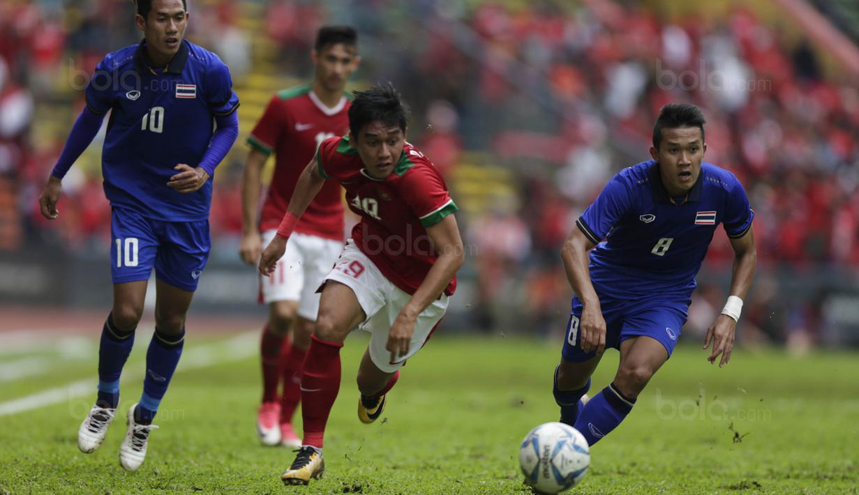 Gelandang Timnas Indonesia, Septian David Maulana melakukan Manuver kontra Thailand di gelaran SEA Games 2017 yang berlangsung di Stadion Shah Alam, Malaysia (Bola.com/Vitalis Yogi Trisna)