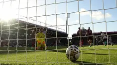 Kiper Bournemouth Mark Travers (kiri) bereaksi setelah bek Arsenal William Saliba mencetak gol pada pertandingan sepak bola Liga Premier Inggris di Stadion Vitality, Bournemouth, Inggris, 20 Agustus 2022. Arsenal menang 3-0. (Glyn KIRK/AFP)