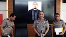 Kadiv Humas Polri Irjen Boy Rafli Amar (tengah) usai memberikan penjelasan terkait bom Bandung, di Jakarta, Selasa (28/2). Boy Rafli belum mau bicara banyak soal kabar yang menyebut ada pelaku lainnya selain Yayat Cahdiyat. (Liputan6.com/Johan Tallo)