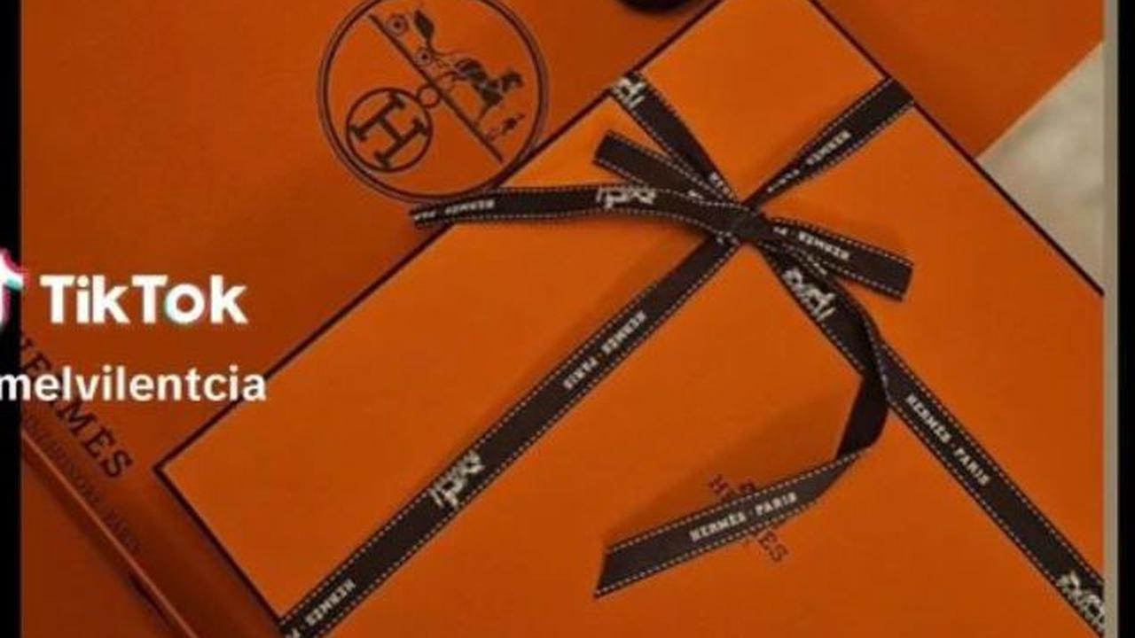 Kemewahan pernikahan Ryan dan Gwen kembali terlihat dari souvenir pernikahan keduanya. Keduanya memberikan souvenir berupa piring set dari brand ternama Hermes. <br>