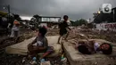 Anak-anak bermain di antara reruntuhan rumah di kawasan permukiman Jalan Pancoran Buntu II, Pancoran, Jakarta, Selasa (30/3/2021). Anak-anak yang tidak tahu permasalahan atas sengketa tanah menjadi korban dan terpaksa bermain di sisa reruntuhan tempat tinggal mereka. (Liputan6.com/Johan Tallo)