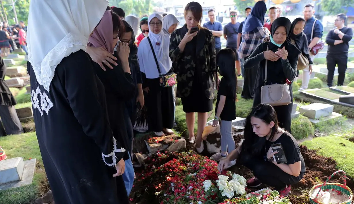 Meninggalnya Dika Kerispatih tidak hanya dirasakan oleh keluarga dan teman-temannya. Tapi juga sang kekasih, Nicky Santoso. Tiga tahun pasangan ini menjalin kasih. (Deki Prayoga/Bintang.com)