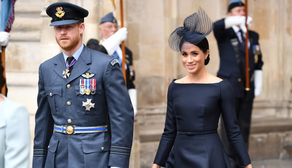 Duchess of Sussex, Meghan Markle bersama suaminya Pangeran Harry  tiba menghadiri kebaktian di Westminster Abbey, London, (10/7). Meghan Markle tampil cantik dengan mengenakan gaun klasik Dior berwarna biru. (AFP Photo/Chris J Ratcliffe)