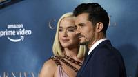 Penyanyi Katy Perry berpose dengan pacarnya Orlando Bloom saat menghadiri pemutaran perdana untuk serial televisi "Carnival Row" di Los Angeles, California, AS (21/8/2019). (AP Photo/Chris Pizzello)
