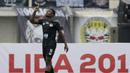 Striker TIRA Persikabo, Osas Marvellous, merayakan gol ke gawang Persib Bandung pada laga Piala Presiden 2019 di Stadion Si Jalak Harupat, Bandung, Sabtu (2/3). Persib kalah 1-2 dari TIRA. (Bola.com/Yoppy Renato)