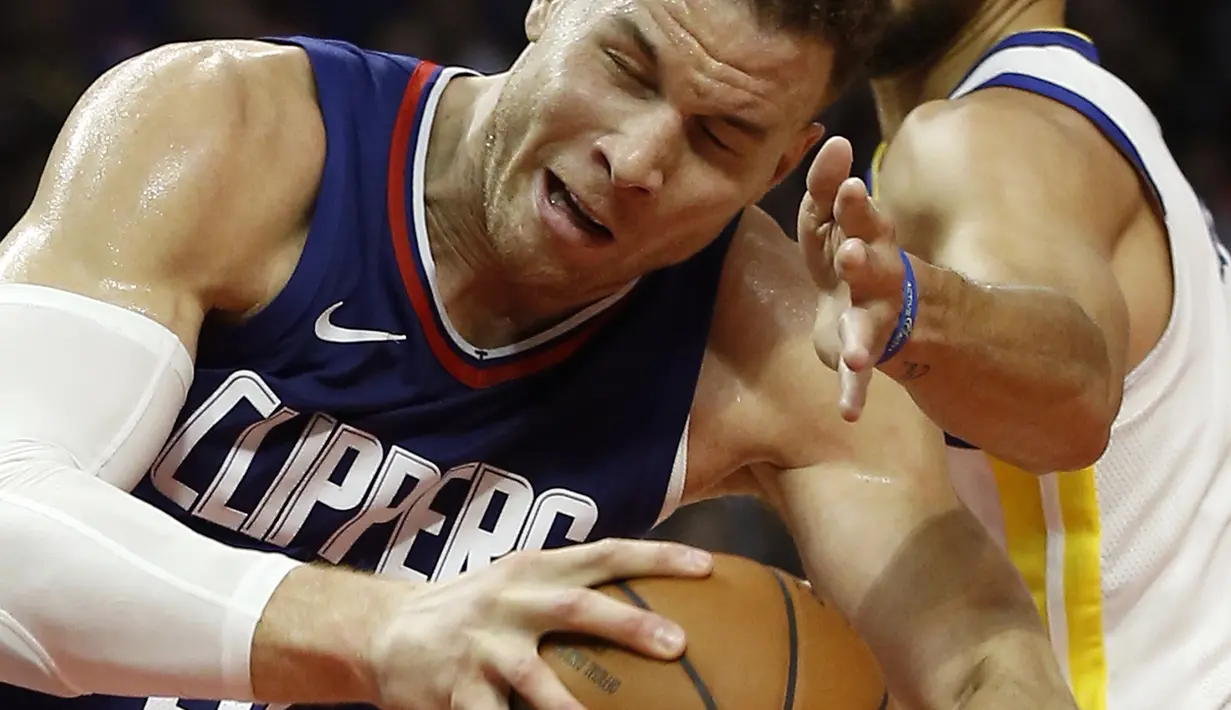 Duel pemain Los Angeles Clippers, Blake Griffin (kiri) dan pemain Warriors, Stephen Curry pada laga NBA basketball game di Staples Center, Los Angeles, (6/1/2018). Warriors 121-105. (AP/Alex Gallardo)