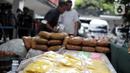 Petugas kepolisian menghadirkan barang bukti narkoba saat rilis hasil Operasi Kewilayahan Nila Jaya 2022 di Mapolda Metro Jaya, Jakarta, Selasa (13/12/2022). Direktorat Reserse Narkoba Polda Metro Jaya bersama Satuan Reserse Narkoba Polres berhasil mengamankan 278 tersangka dari 222 kasus serta barang bukti berupa 13,7 Kg sabu, 147,22 Kg ganja, 2.088 butir ekstasi, 229.759 butir obat baya, 119 gram tembakau sintetis, dan 1,17 liter cairan narkotika dalam Operasi Nila Jaya 2022 yang berlangsung 16-30 November 2022. (merdeka.com/Iqbal S. Nugroho)