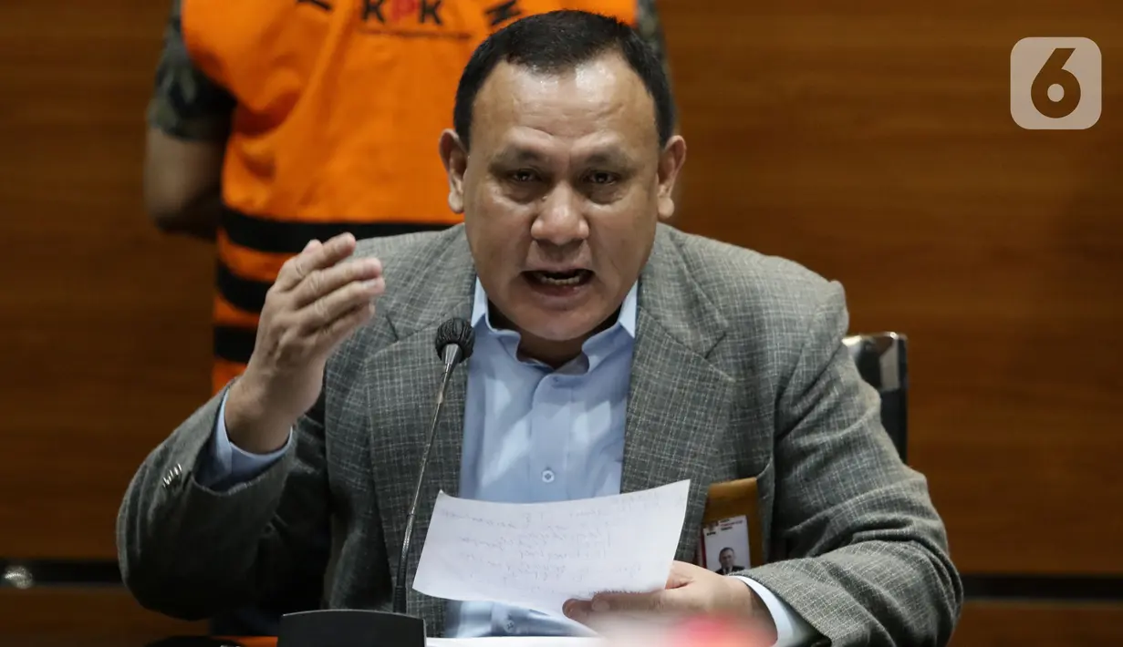 Ketua KPK, Firli Bahuri menyampaikan rilis penahanan Wali Kota Ambon Richard Louhenapessy sebagai tersangka dugaan suap pemberian persetujuan izin prinsip pembangunan cabang usaha retail di Kota Ambon tahun 2020 di Gedung KPK, Jakarta, Jumat (13/5/2022). (Liputan6.com/Helmi Fithriansyah)