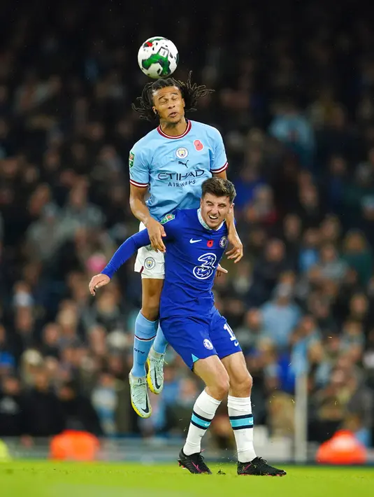 Nathan Ake dari Manchester City (atas) melompat untuk merebut bola dengan pemain Chelsea Mason Mount pada pertandingan sepak bola putaran ketiga Piala Liga Inggris atau Carabao Cup di Etihad Stadium, Manchester, Inggris, 9 November 2022. Manchester City menang 2-0. (AP Photo/Dave Thompson)