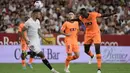 Pada babak kedua, Valencia berhasil membuka keunggulan pada menit ke-60. Mouctar Diakhaby sukses menjebol gawang lawan lewat tembakan dengan kaki kiri dari bagian tengah kotak 16 ke sudut kiri bawah usai menerima assist Andre Almeida. Skor 1-0 untuk Valencia. (CRISTINA QUICLER/AFP)