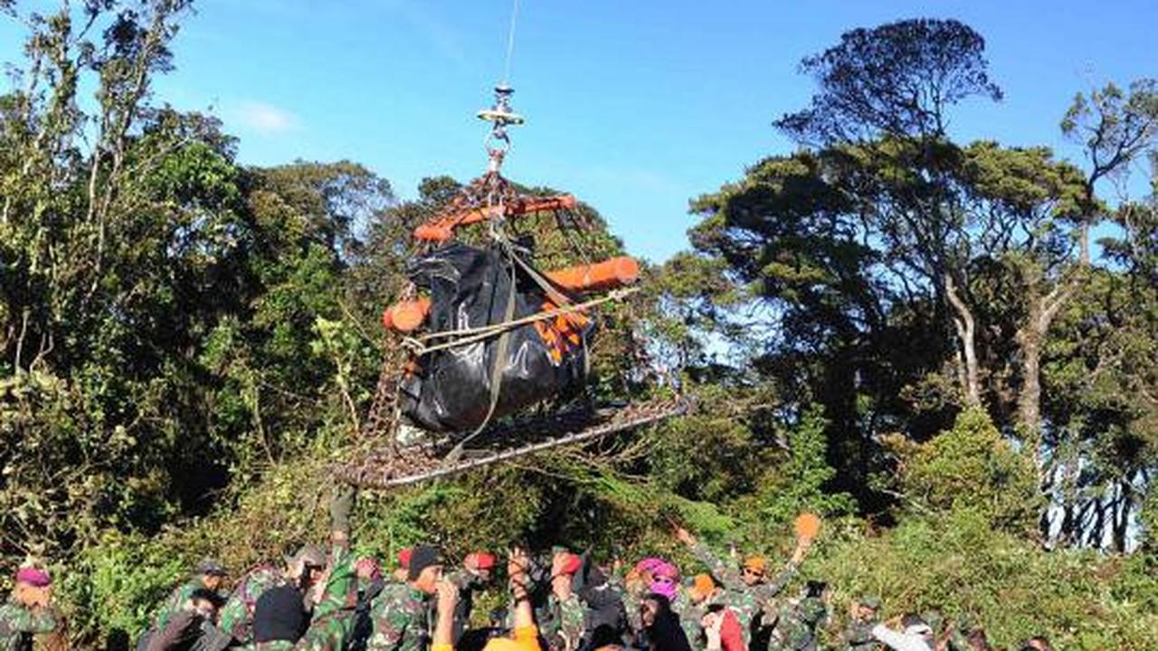 Saat evakuasi jenazah korban pesawat Sukhoi dibawa menggunakan helikop 