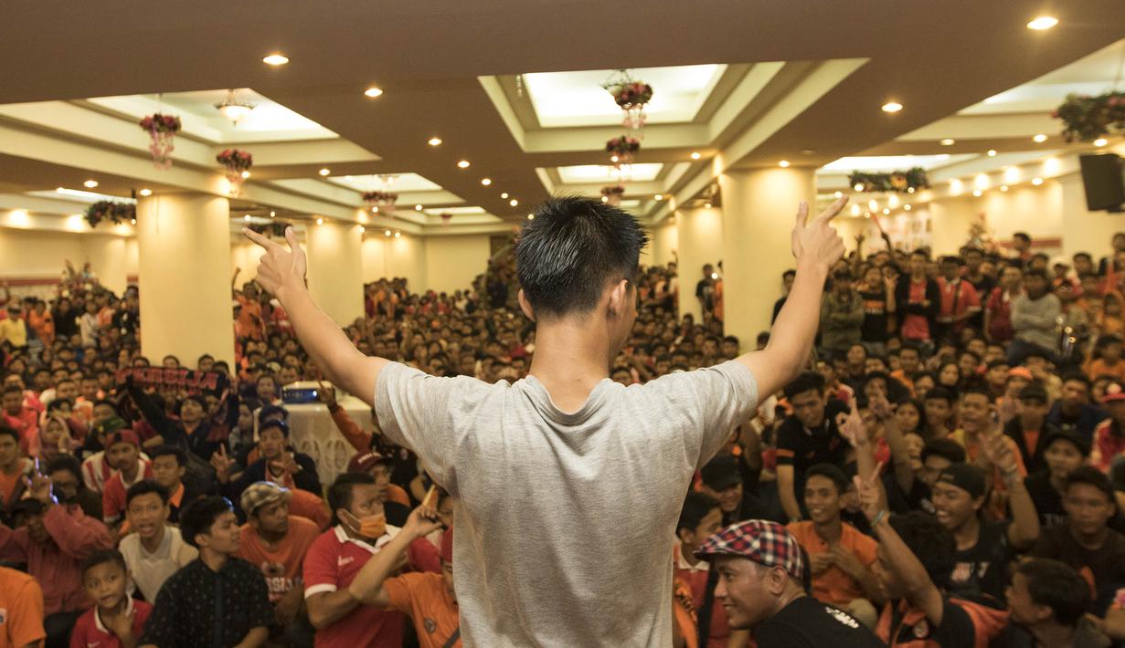 Pendukung Persija, The Jakmania, mengikuti acara nonton bareng sekaligus perayaan ulang tahun Persija di Hotel Royal Regal, Jakarta, Sabtu (28/11/2015). (Bola.com/Vitalis Yogi Trisna)