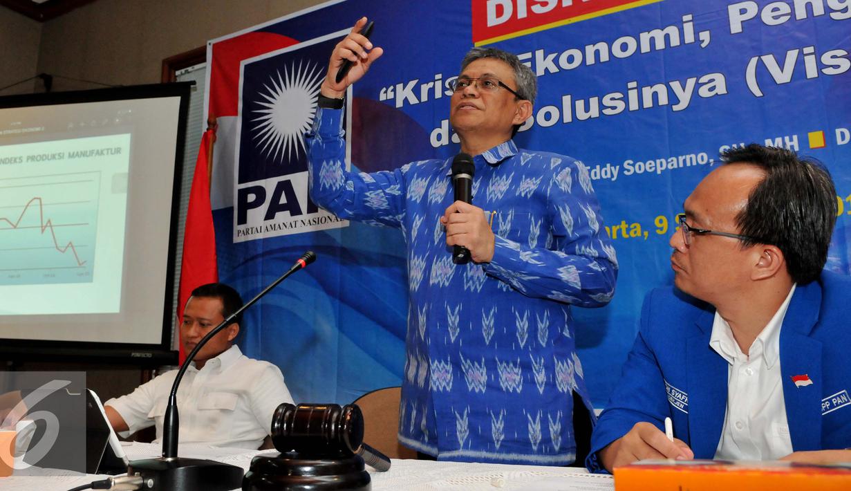 Wakil Ketua Umum DPP PAN, Didik J Rachbini (tengah), saat menjadi pembicara dalam diskusi yang bertajuk "Krisis Ekonomi, Pengangguran dan Solusinya (Visi Pan)" di Kantor DPP PAN, Jakarta, Rabu (9/9/2015). (Liputan6.com/Andrian M Tunay)