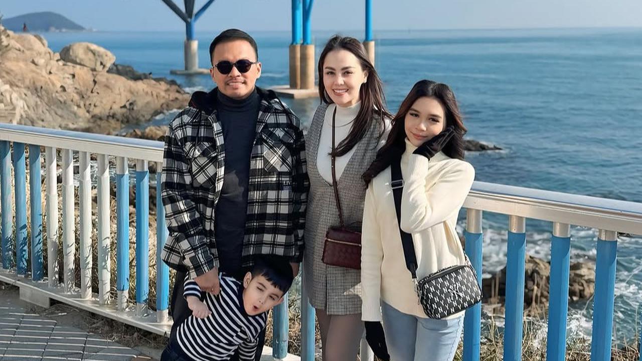 4 Potret Jennifer Dunn dan Faisal Haris Liburan ke Korea Bareng Dua Anaknya, Tampil Kompak Penuh Senyuman