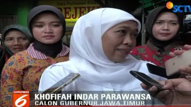 Khofifah Sambangi Warga yang Berbelanja di Pasar Krian Sidoarjo