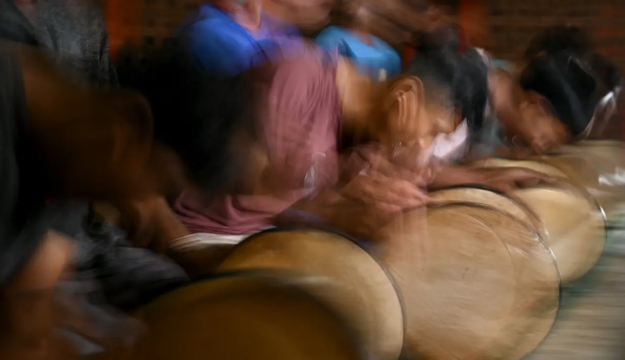 Pemuda mengikuti gladi bersih tari Rapa'i Geleng, menggunakan rebana tradisional, di desa ekowisata Nusa di Lhoknga, provinsi Aceh (31/8/2021). (AFP/Chaideer Mahyuddin)
