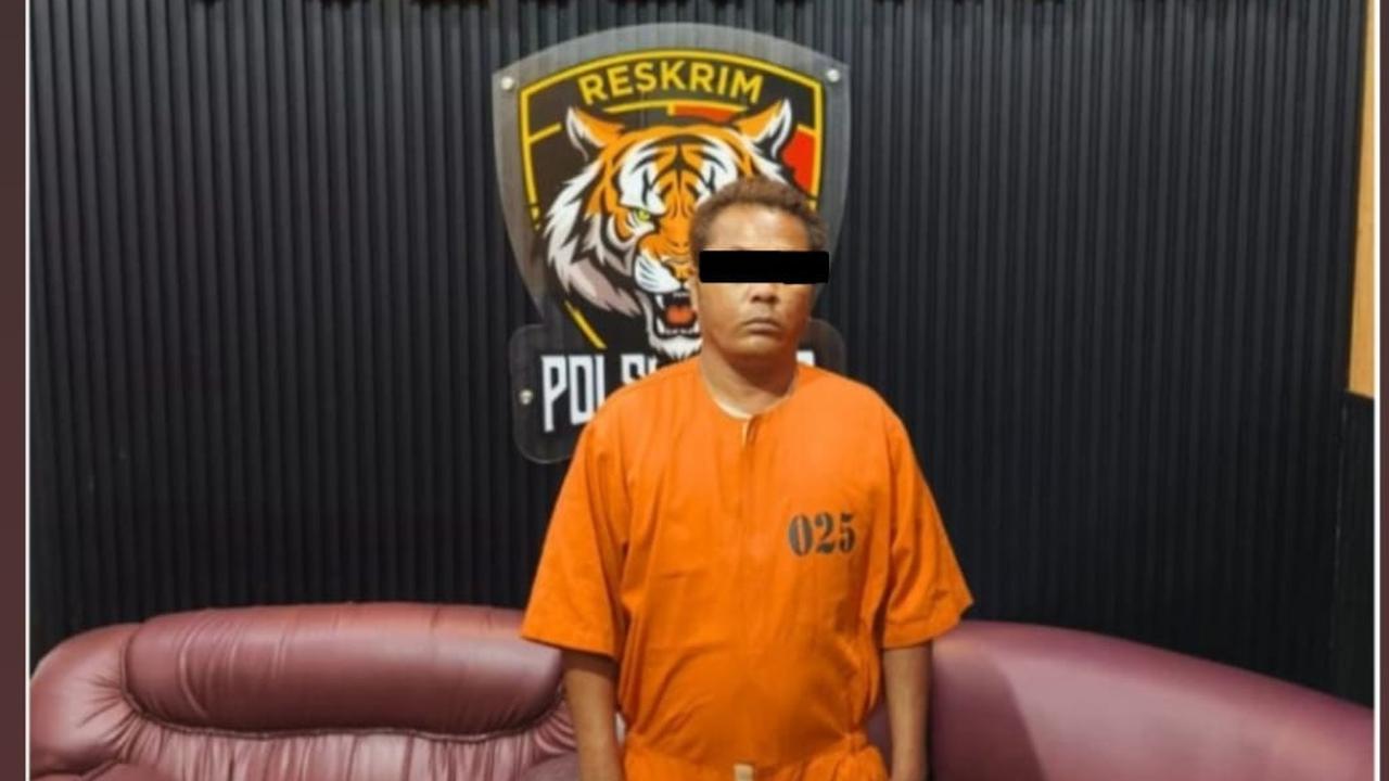 Kedua pelaku copet di Kuta Bali saat diamankan di Mapolsek Kuta, Bali, Rabu (8/10)