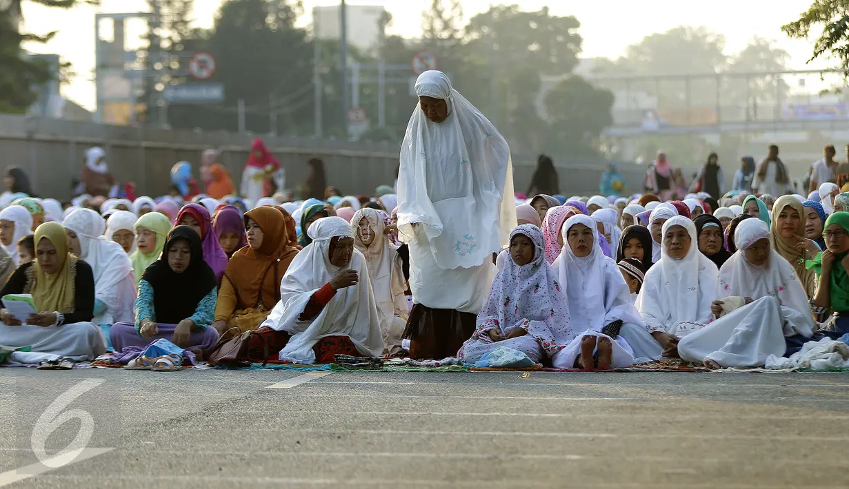 Umat Muslim di kawasan Jatinegara dan sekitarnya melaksanakan sholat Idul Adha 1436 H, Jakarta, Kamis (24/9/2015). Ruas Jalan Jatinegara Barat disulap menjadi tempat pelaksanaan salat. (Liputan6.com/Yoppy Renato)