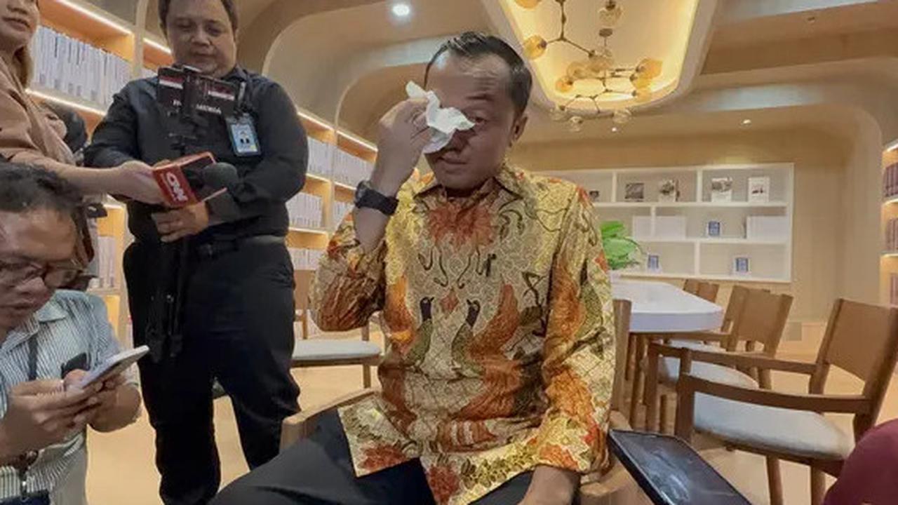 VIDEO: Tangis Mensesneg Cerita Chelsea Siswi Sekolah Rakyat Sakit Langka Dibantu Prabowo ke Jerman