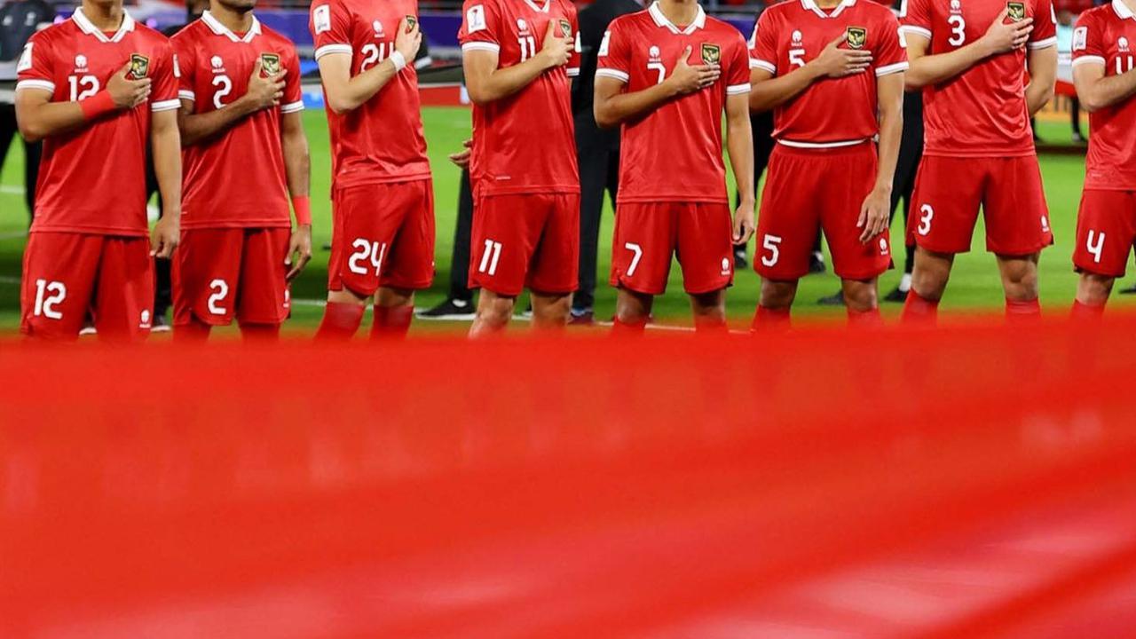 Pemain Timnas Indonesia Pratama Rizky Ridho berduel dengan pemain Irak Ayman Hussein pada pertandingan sepak bola Grup D Piala Asia di Stadion Ahmad Bin Ali, Al Rayyan, Qatar, Senin (15/1/2024). Timnas Indonesia memulai perjalanan di Piala Asia 2023 denga