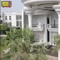 Untuk mempermudah dan kelancaran menyiapkan konser, Putri Ariari menempati rumah mewah dan megah bak istana. Rumah tersebut disediakan oleh pengusaha Rudy Salim. Berikut potret rumah megah dan mewah yang ditempati Putri Ariani bersama keluarganya selama di Jakarta. [Youtube/MAIA ALELDUL TV]