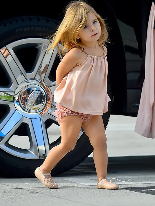 Gemasnya Penelope Disick saat menuju kelas baletnya! (SplashNews/HollywoodLife)