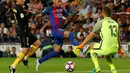 Striker Barcelona, Neymar, berusaha menaklukkan kiper Atletico Madrid, Jan Oblak, dalam laga pekan kelima La Liga Spanyol musim ini yang berlangsung di Camp Nou, Kamis (22/9/2016) dini hari WIB. (Reuters/Albert Gea)