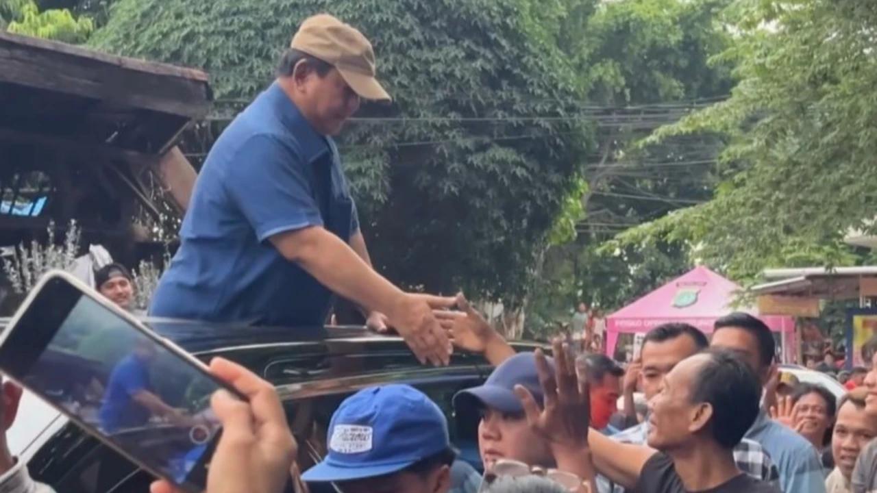 Sore yang Tak Biasa di Bantaran Rel Senen
