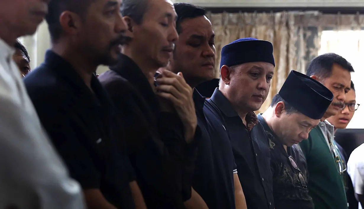 Tidak hanya Anang, tapi juga anak-anaknya dari pernikahannya sebelumnya. Azriel nampak terlihat dalam barisan sang ayah. Sedangkan Aurel berada dibarisan perempuan. (Nurwahyunan/Bintang.com)