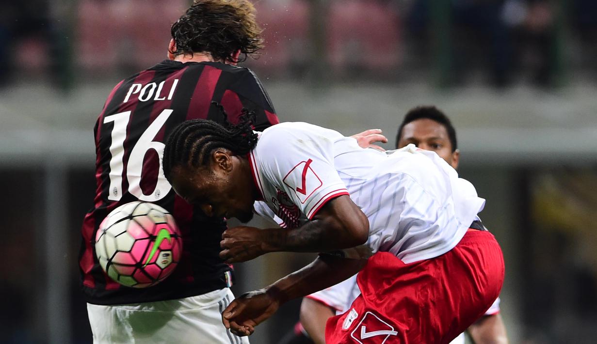 Pemain AC Milan, Andrea Poli (kiri) berebut bola dengan pemain Carpi FC, Jerry Mbakogu pada lanjutan Serie A Italia di Stadion Giuseppe Meazza, Milan, Italy,Kamis (21/4/2016) atau Jumat dini hari WIB. (AFP/Giuseppe Cacace)